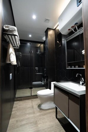 Bungalow Familial | Salle de bain | Douche, serviettes fournies