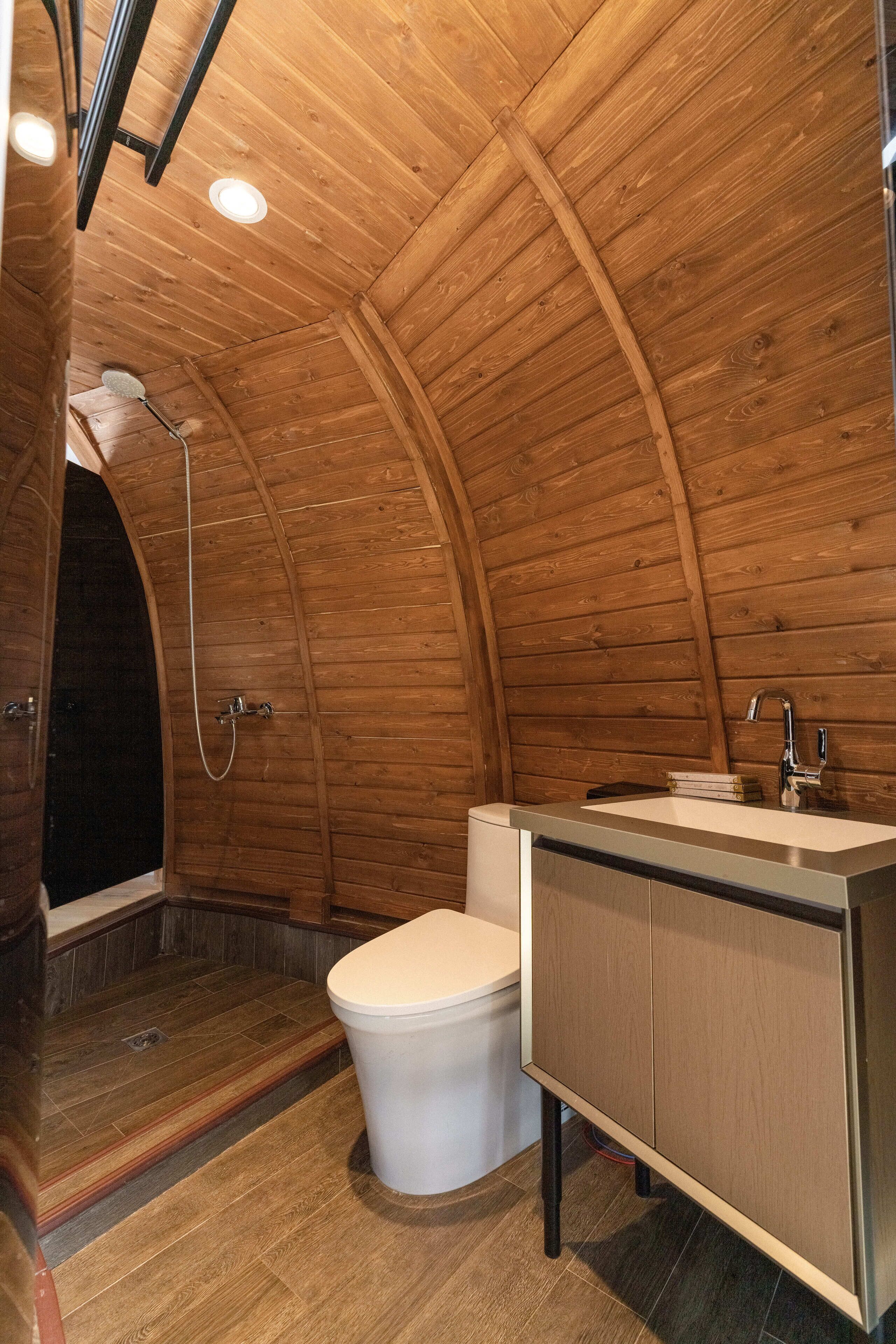 Superior Triple Room | Bathroom | Shower, hair dryer, slippers, bidet