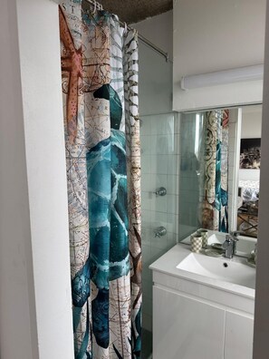 Towels, soap, toilet paper - Cozy Private Bondi Beach Studio with Beautiful View (Bondi)