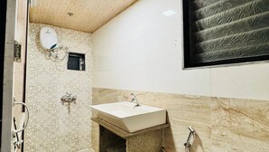 Basic Shared Dormitory | Bathroom | Shower, towels, soap, toilet paper - Blue Top Dormitory (Mumbai)