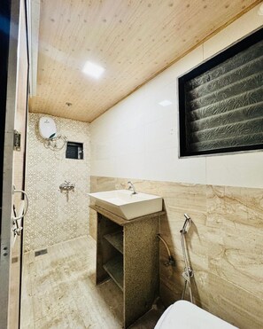 Basic Shared Dormitory | Bathroom | Shower, towels, soap, toilet paper - Blue Top Dormitory (Mumbai)