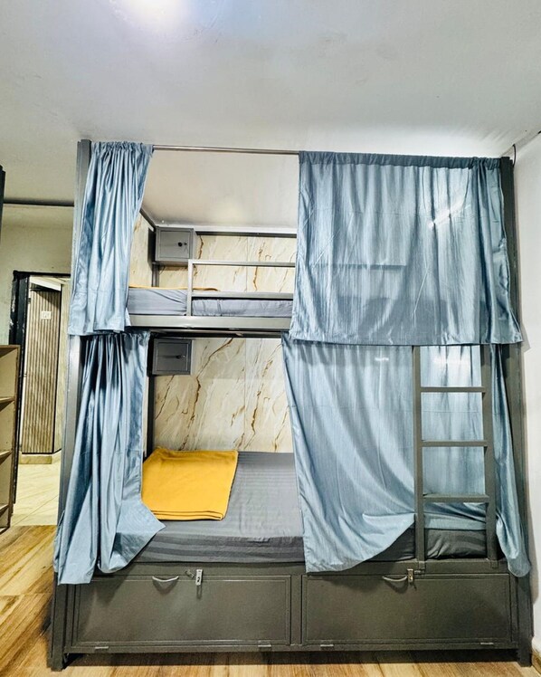 Room - Blue Top Dormitory (Mumbai)