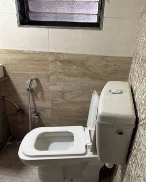 Basic Shared Dormitory | Bathroom | Shower, towels, soap, toilet paper - Blue Top Dormitory (Mumbai)