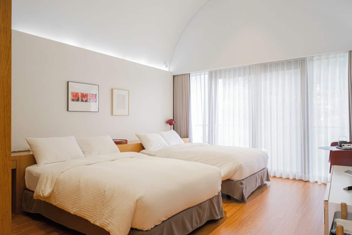 Deluxe Room, Mountain View | Soundproofing, free WiFi, bed sheets