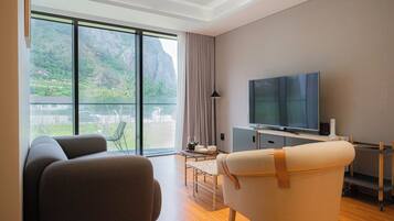 Deluxe Family | Wohnbereich | 60-Zoll-Smart-TV mit Digitalempfang