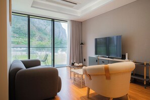 Deluxe Family | Living area | 60-inch Smart TV with digital channels - Kosmos Ulleungdo Villa Terre (Ulleung)