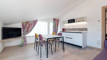 Penthouse Mewah, 2 kamar tidur, pemandangan kota | Tempat makan