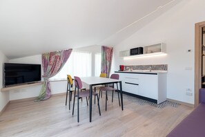 Penthouse Mewah, 2 kamar tidur, pemandangan kota | Tempat makan