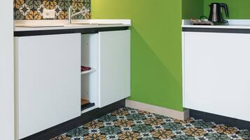 Frigobar, microondas, tetera/pava eléctrica, silla alta para bebés