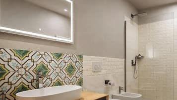 Een haardroger, een bidet, handdoeken, zeep