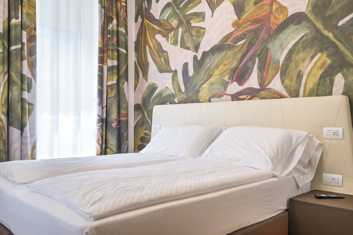 Appartamento Luxury, 1 camera da letto, vista città | Una cassaforte in camera, una scrivania, insonorizzazione
