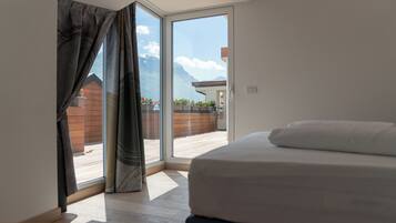 Attico Luxury, 1 camera da letto, vista giardino | Una cassaforte in camera, una scrivania, insonorizzazione