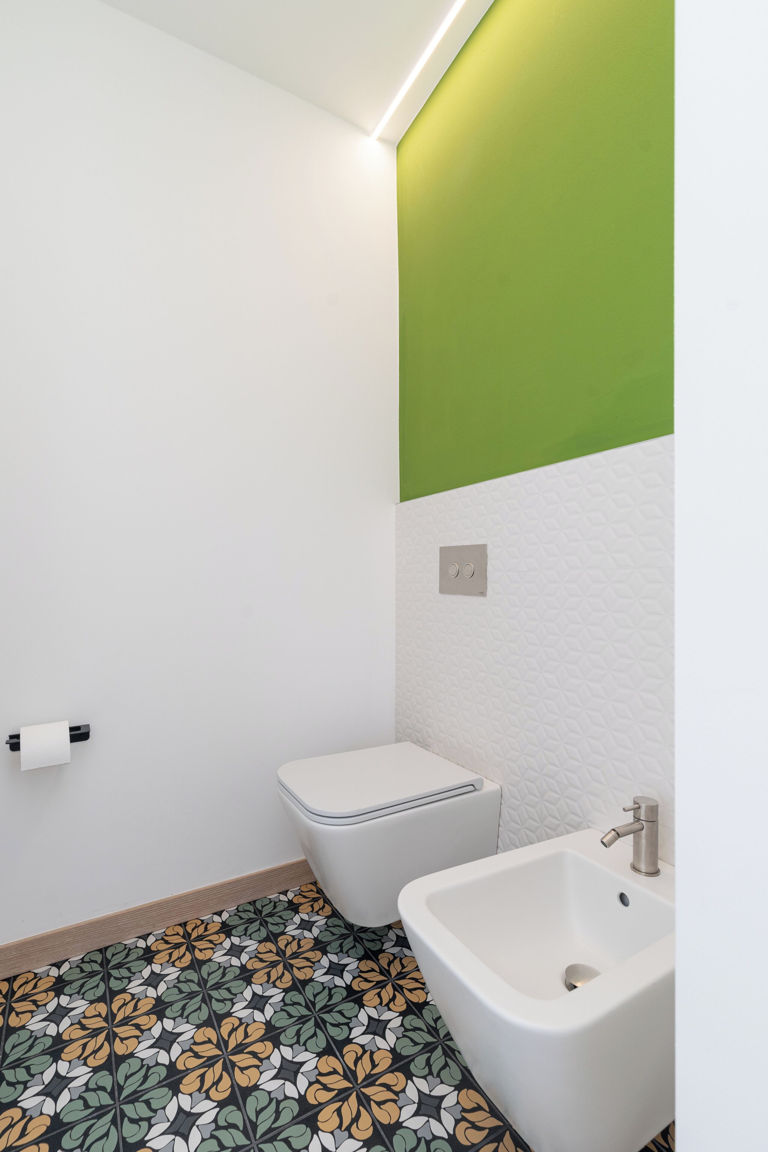 Ein Badezimmer mit Toilette, Bidet und Waschbecken.