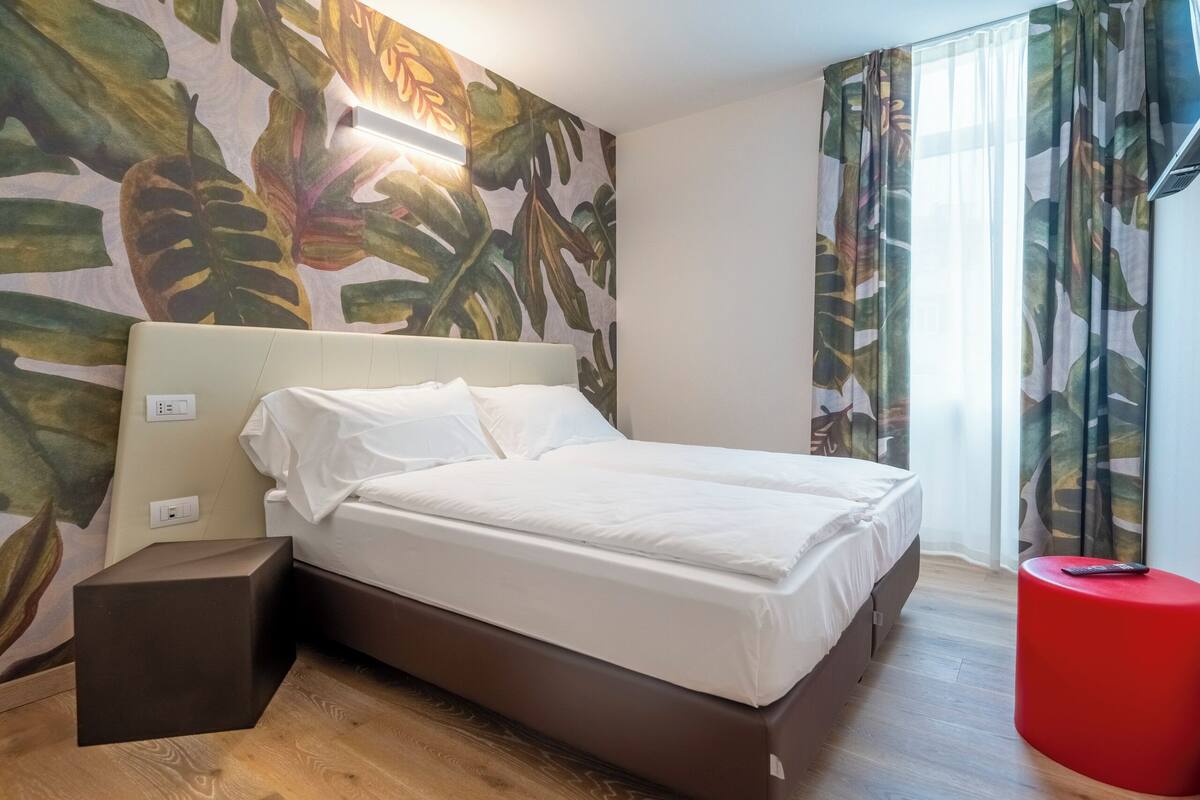 Appartamento Luxury, 1 camera da letto, vista città | Una cassaforte in camera, una scrivania, insonorizzazione
