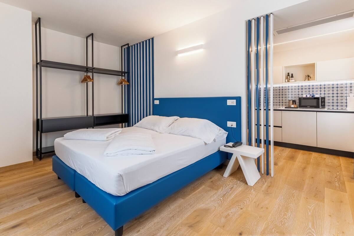 Appartamento Luxury, 1 camera da letto, vista città | Una cassaforte in camera, una scrivania, insonorizzazione