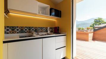 Penthouse Mewah, 1 kamar tidur, pemandangan kebun | Dapur pribadi | Lemari es kecil, microwave, ketel listrik, dan kursi makan untuk bayi