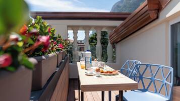 Luxury-Penthouse, 2 Schlafzimmer, Stadtblick | Speisen im Freien
