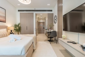 In-room safe, iron/ironing board, free WiFi, bed sheets - Walking Distance to Circle Mall, Minutes Drive from Dubai Marina and Palm Jumeirah (Dubai)