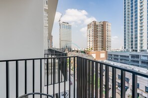 Property grounds - Walking Distance to Circle Mall, Minutes Drive from Dubai Marina and Palm Jumeirah (Dubai)
