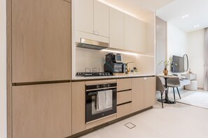 Fridge, microwave, oven, stovetop - Walking Distance to Circle Mall, Minutes Drive from Dubai Marina and Palm Jumeirah (Dubai)