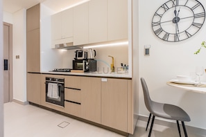 Coffee/tea maker, fridge, microwave, oven - Walking Distance to Circle Mall, Minutes Drive from Dubai Marina and Palm Jumeirah (Dubai)