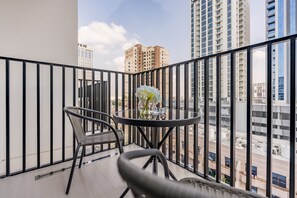 Outdoor dining - Walking Distance to Circle Mall, Minutes Drive from Dubai Marina and Palm Jumeirah (Dubai)