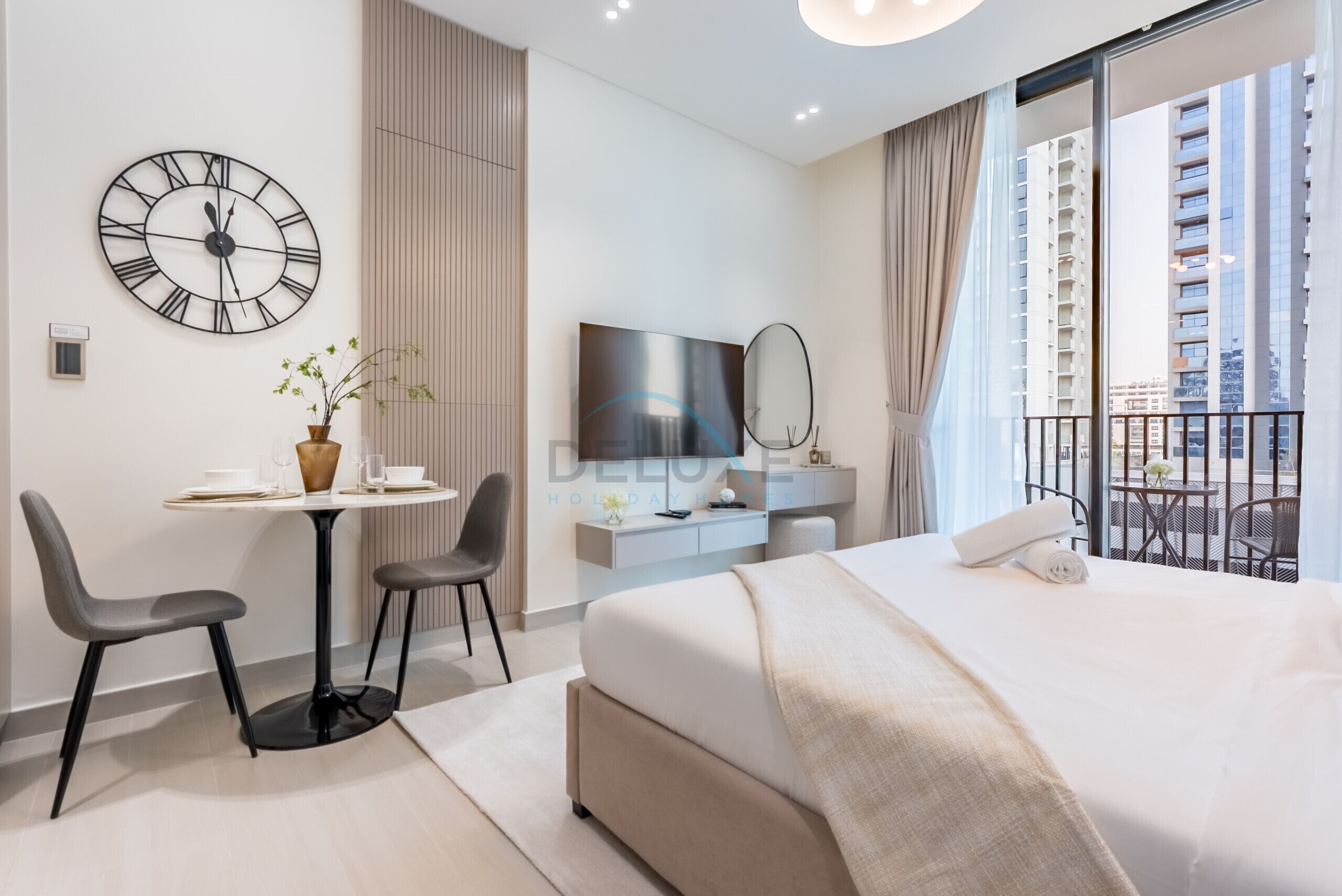 Een kluis op de kamer, een strijkplank/strijkijzer, gratis wifi