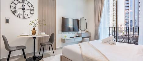 Een kluis op de kamer, een strijkplank/strijkijzer, gratis wifi