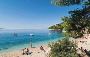 Beach nearby - Crystal Holiday Home (Čelina)