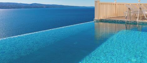 Een buitenzwembad en een verwarmd zwembad