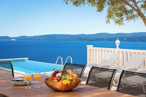 Outdoor dining - Crystal Holiday Home (Čelina)