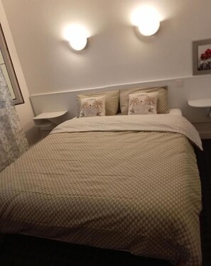 Desk, blackout drapes, iron/ironing board, free WiFi - hôtel les nouveaux Ambassadeurs (Saint-Chamond)
