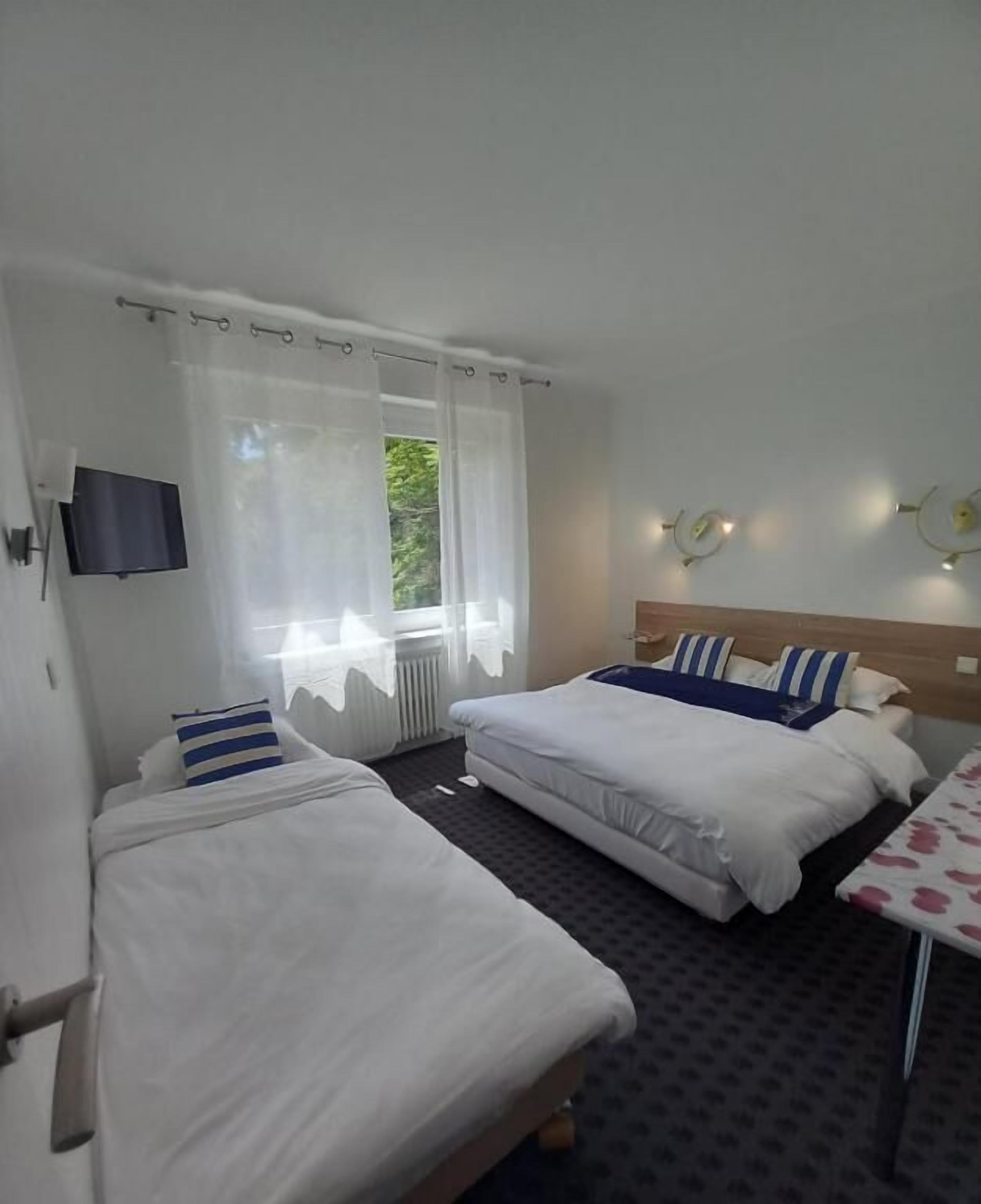 舒适三人房, 城市景观 | 办公桌、遮光窗帘、熨斗/熨板、免费 WiFi