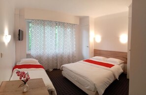 Comfort Triple Room, City View - hôtel les nouveaux Ambassadeurs (Saint-Chamond)