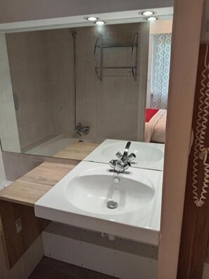 Comfort Triple Room, City View | Bathroom | Shower, hair dryer, towels, shampoo - hôtel les nouveaux Ambassadeurs (Saint-Chamond)