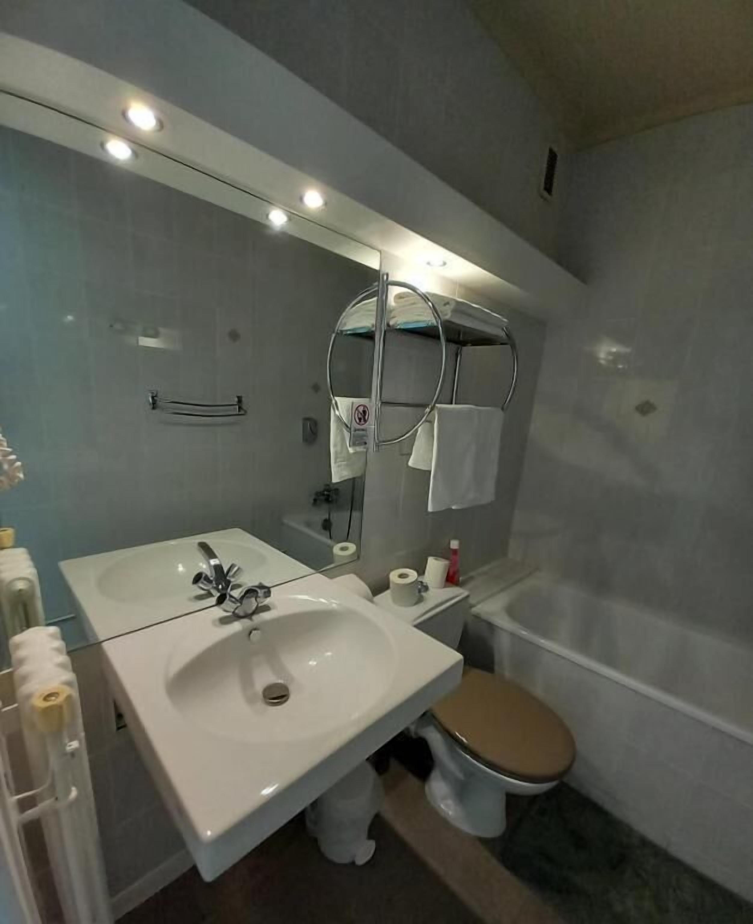 Phòng đôi tiện nghi đơn giản, quang cảnh thành phố | Phòng tắm | Buồng tắm vòi sen, máy sấy tóc, khăn tắm, dầu gội 