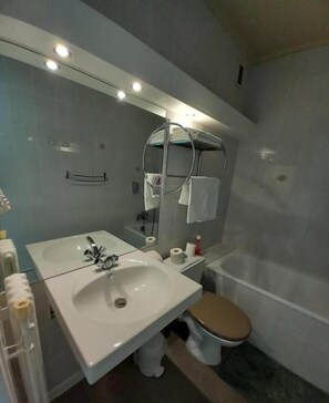 Chambre Double Confort, vue ville | Salle de bain | Douche, sèche-cheveux, serviettes fournies, shampoing