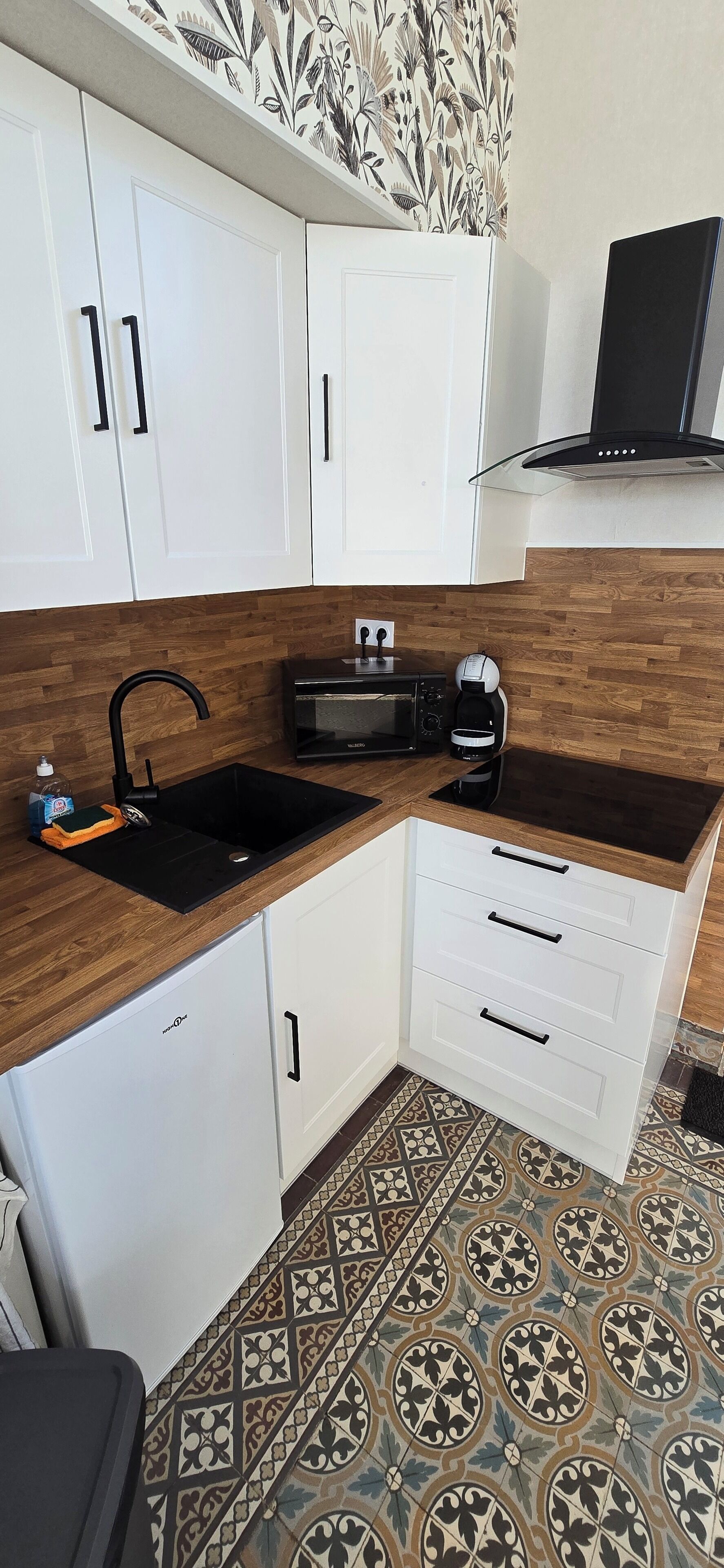 Réfrigérateur, micro-ondes, plaque de cuisson, cafetière/bouilloire