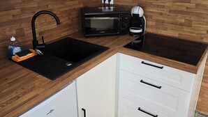 Een koffiezetapparaat/waterkoker, een koelkast, een microgolfoven