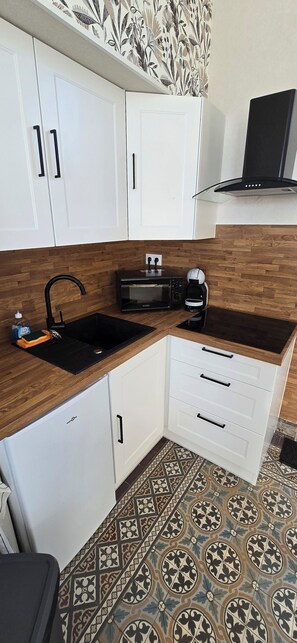 Réfrigérateur, micro-ondes, plaque de cuisson, cafetière/bouilloire