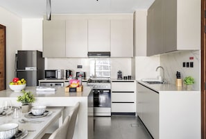 Private kitchen - 1BR with Huge Balcony Near Burj Al Arab (Dubai)