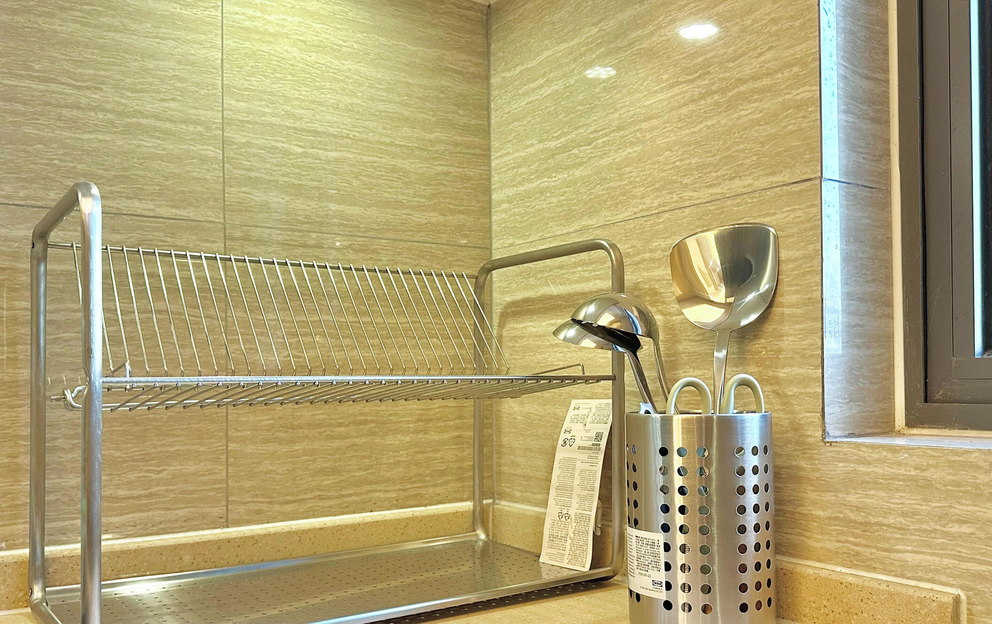 Une salle de bain équipée d’un porte-serviettes en métal, d’une douchette et d’un distributeur de serviettes.
