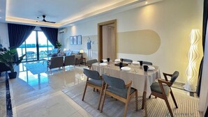 A modern dining area with a round table, chairs, and a ceiling fan. - R&F Princess Cove near CIQ by Stayrene (Johor Bahru)