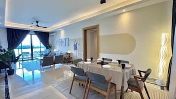 Apartemen Deluks, 4 kamar tidur, balkon, pemandangan laut | Tempat makan