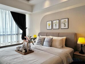 Blackout curtains, iron/ironing board, free WiFi - R&F Princess Cove near CIQ by Stayrene (Johor Bahru)