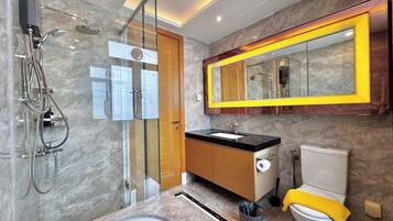 Apartemen Deluks, 4 kamar tidur, balkon, pemandangan laut | Kamar mandi