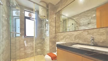 Familienapartment, 3 Schlafzimmer, Nichtraucher | Badezimmer | Regendusche, Bidet, Handtücher, Seife