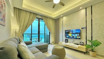 Comfort appartement, 2 slaapkamers, uitzicht op zee | Woonruimte | Een 55-inch flatscreentelevisie met kabelzenders en een televisie