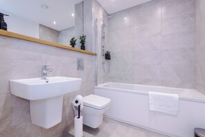 Doccia, asciugacapelli, asciugamani, sapone