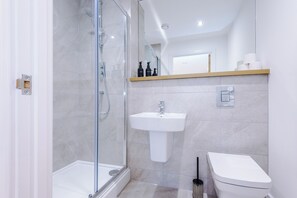 Douche, sèche-cheveux, serviettes fournies, savon